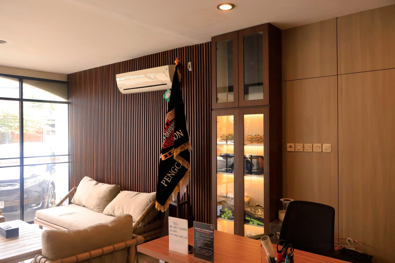 backdrop kayu ruang sekretariat HDCI cirebon portfolio nuraga interior