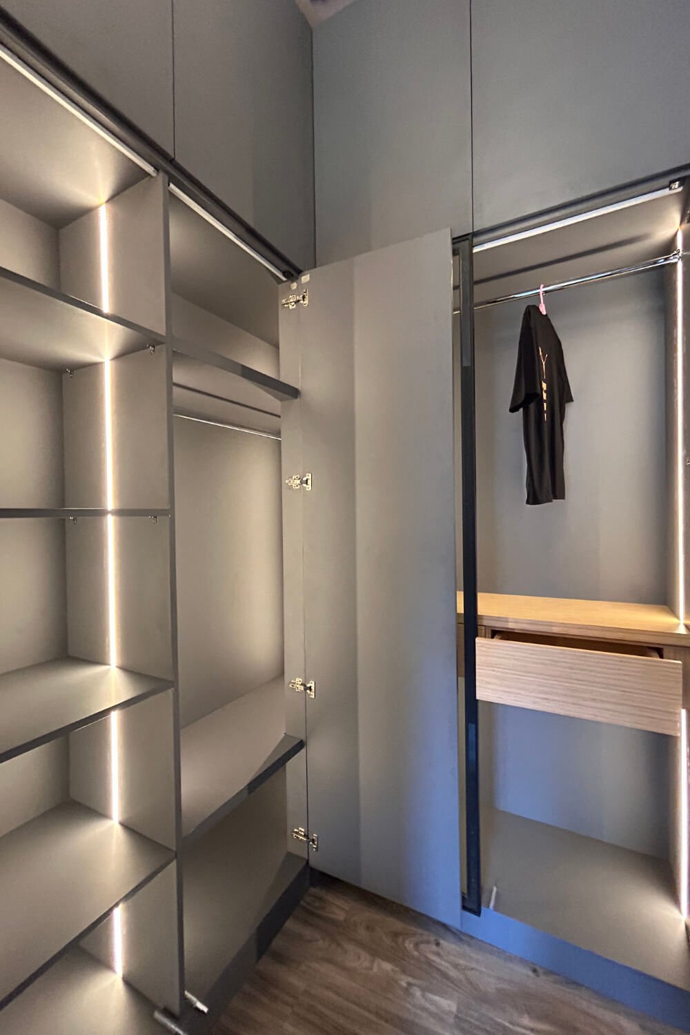 lemari pakaian estetik portofolio nuraga interior